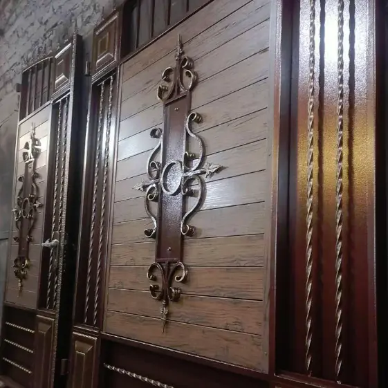 Металлопланкен Темный Каштан 3D Принтек на распашных воротах