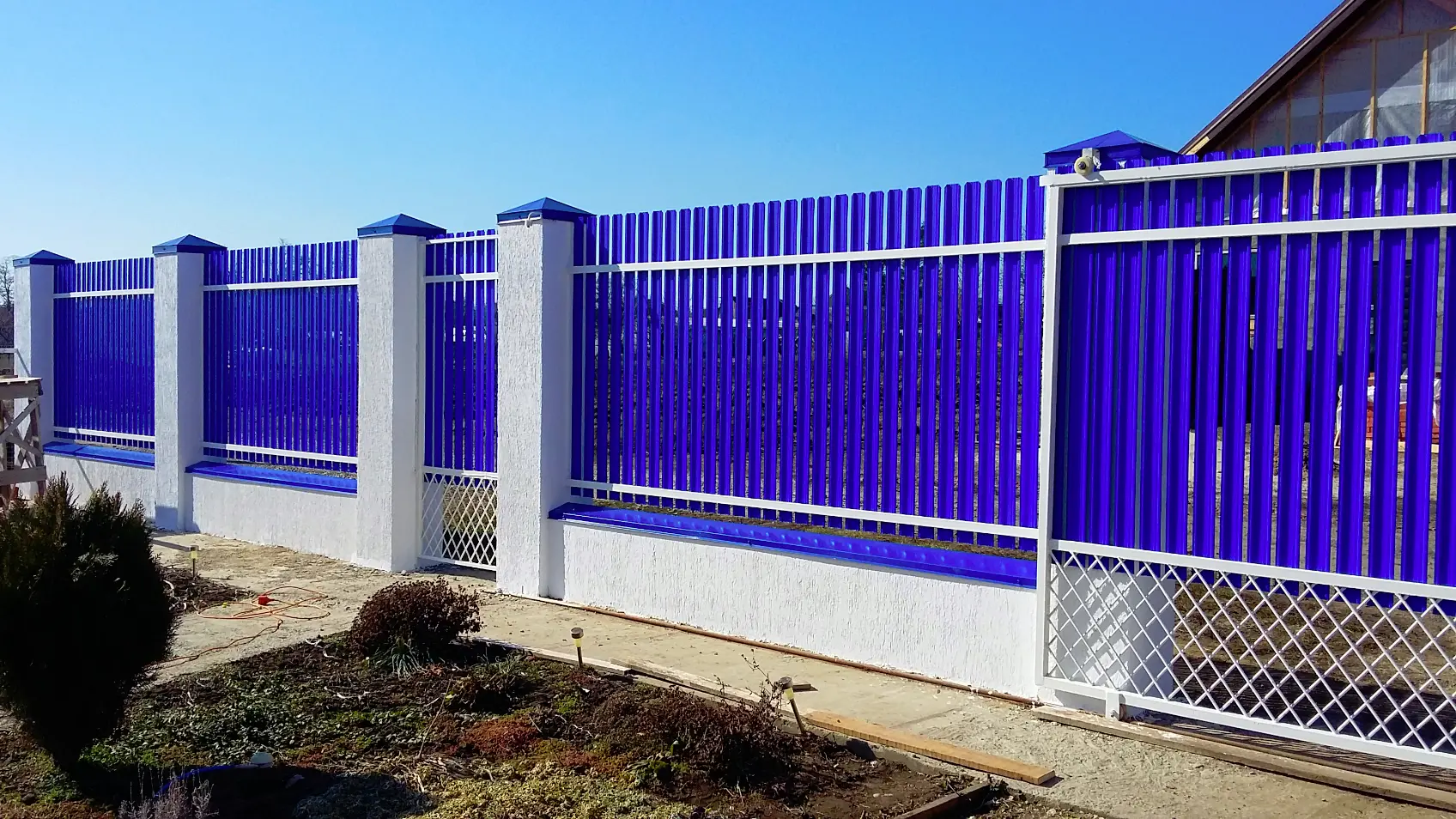 Фото 4 штакетник узкий RAL5002 Синий Ультрамарин на заборе
